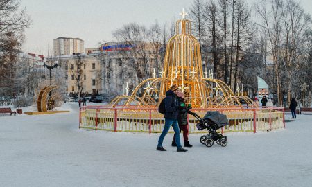 Пара гуляет с детьми