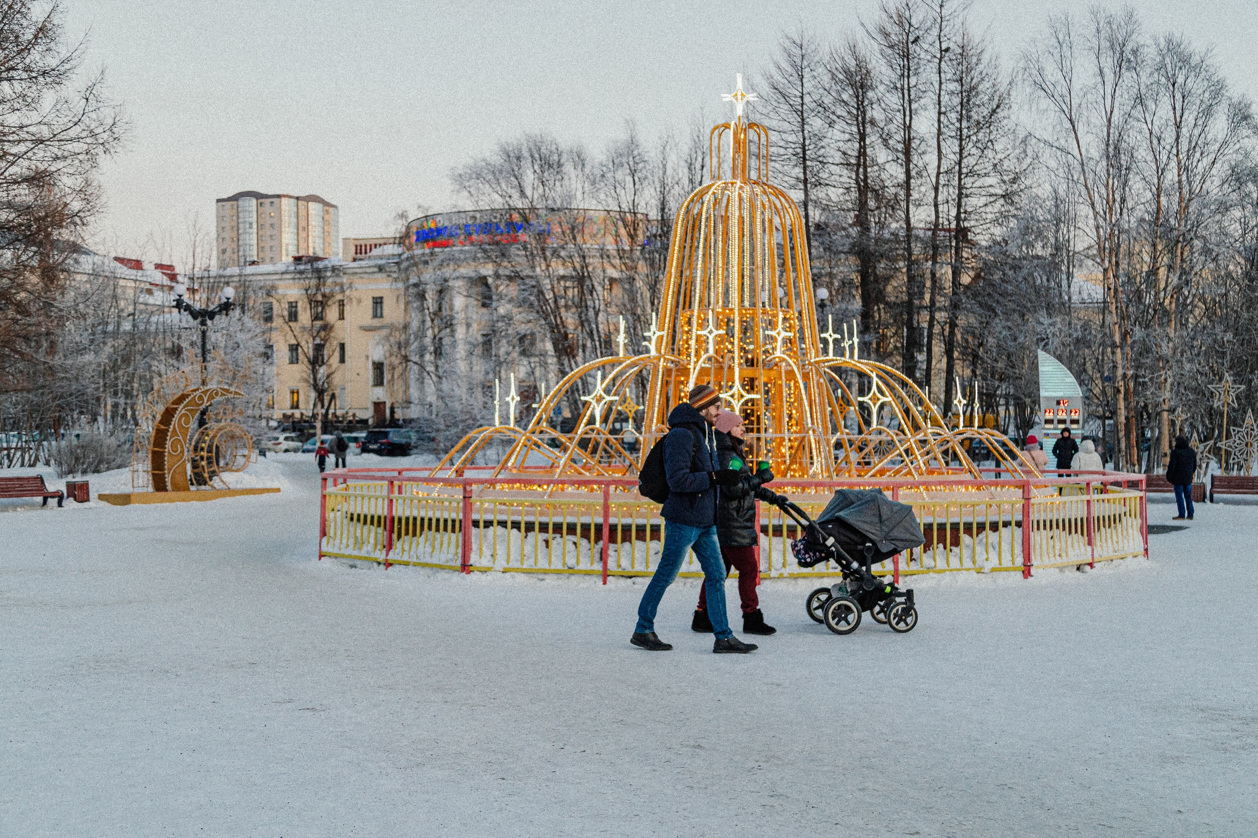 Пара гуляет с детьми