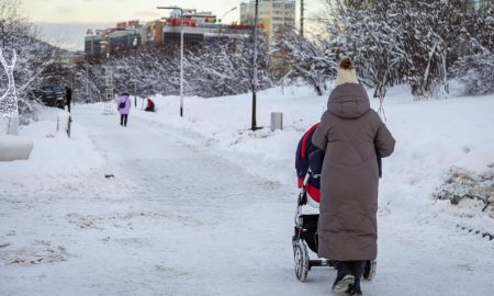 Женщина с детской коляской