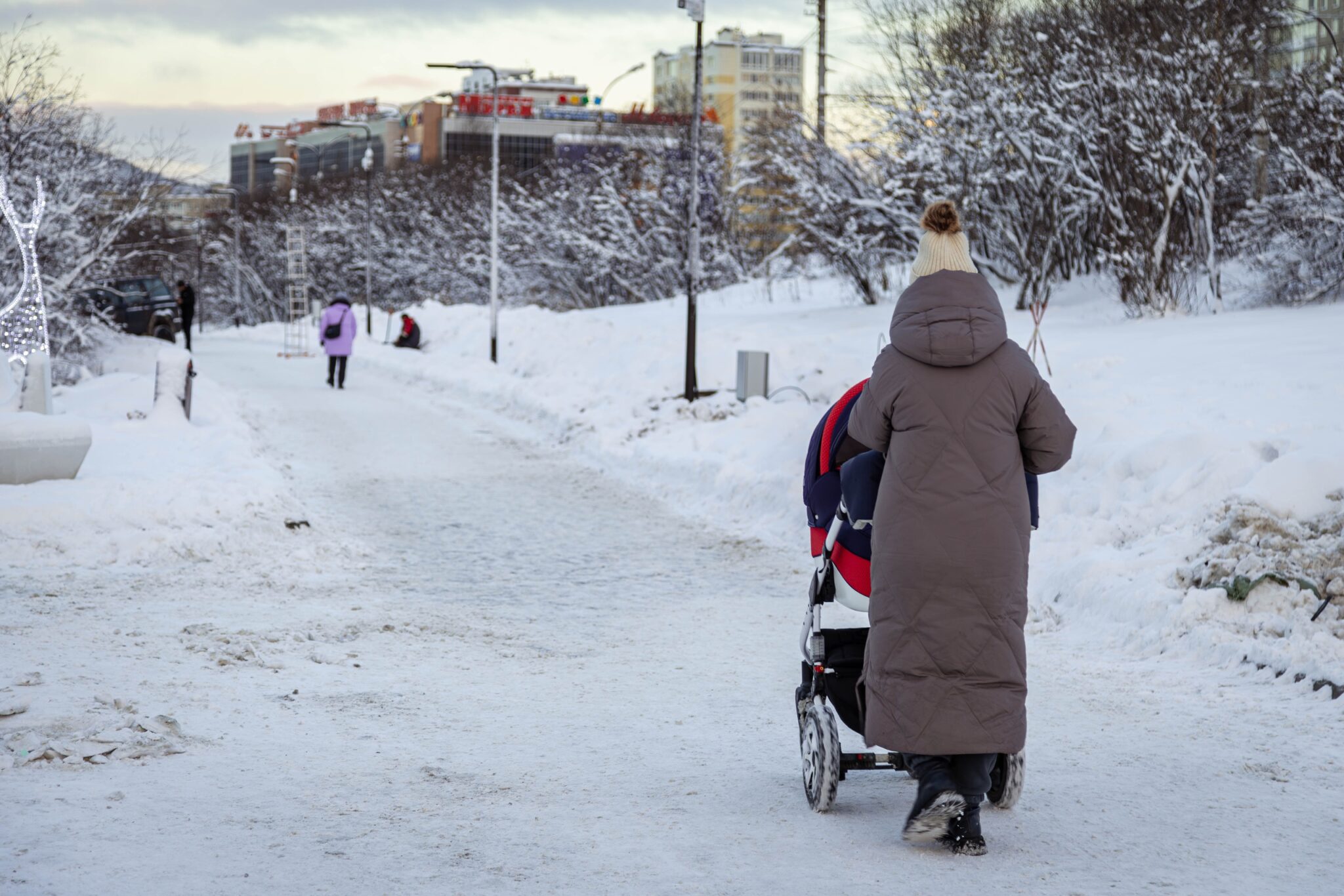 Женщина с детской коляской