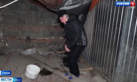 Житель Серова Александр Печорин показывает качество капитального ремонта крыши дома.