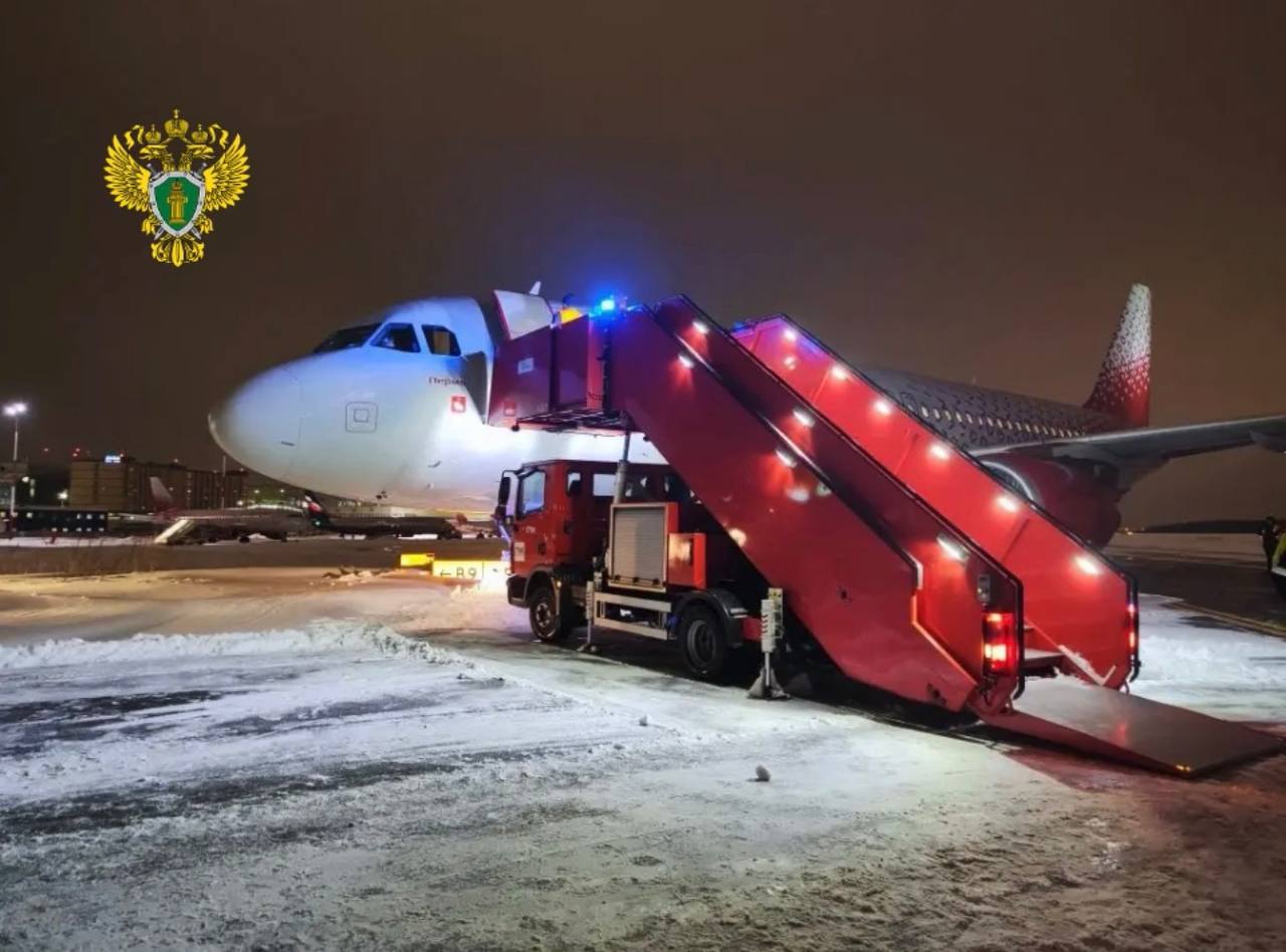 Самолет в аэропорту Пулково