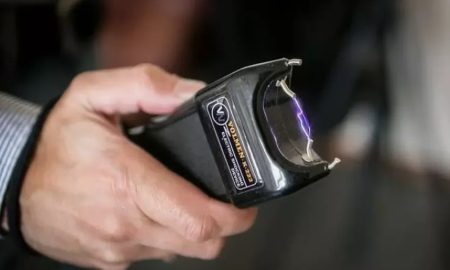 рука держит шокер