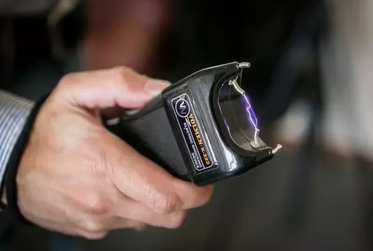 рука держит шокер