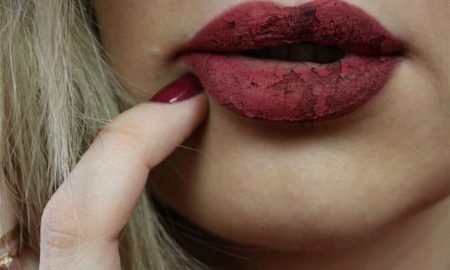 неровная помада на губах