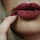 неровная помада на губах
