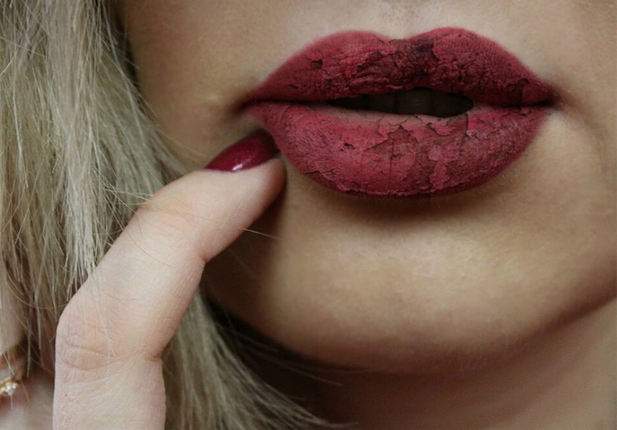 неровная помада на губах