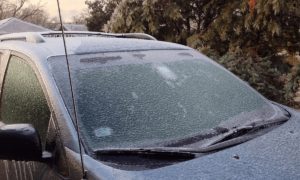 автомобиль с наледью на лобовом стекле