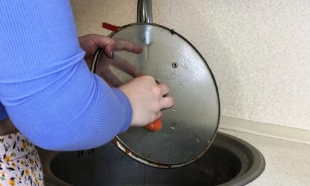 мытьё стеклянной крышки