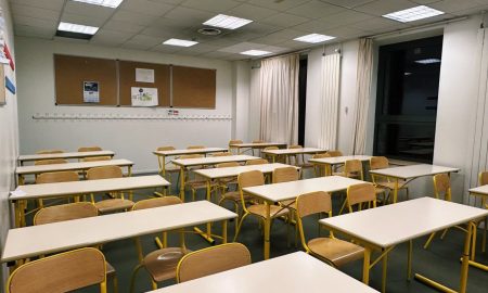 Парты в школьном классе