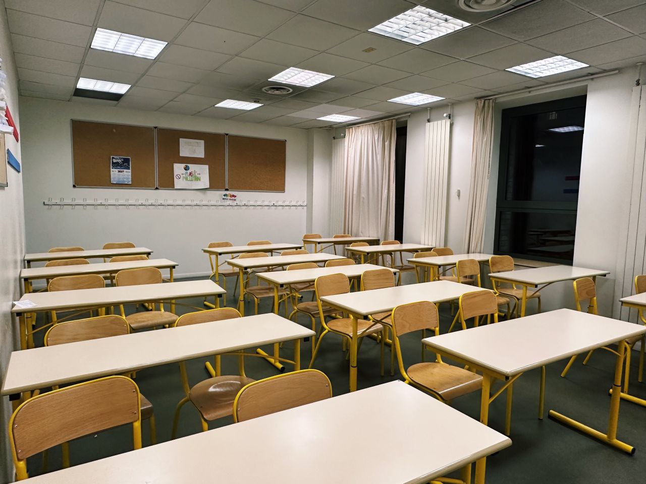 Парты в школьном классе