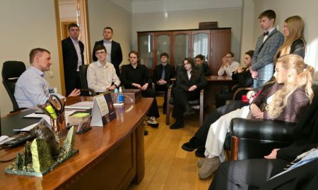 Школьники на экскурсии в Заксобрании Свердловской области