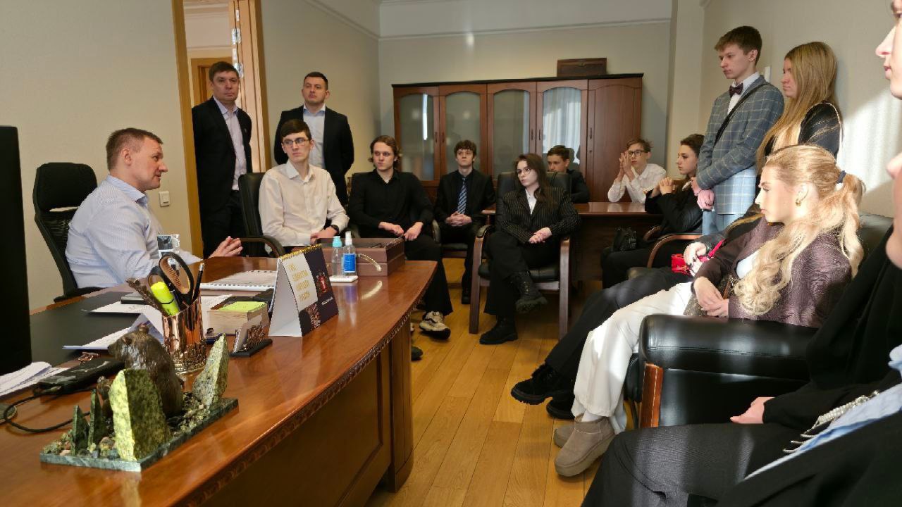 Школьники на экскурсии в Заксобрании Свердловской области