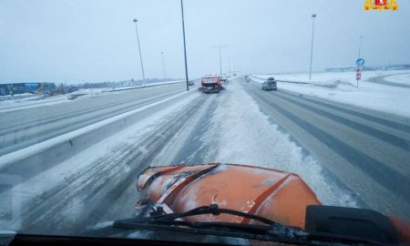 Снегоуборочная машина на трассе