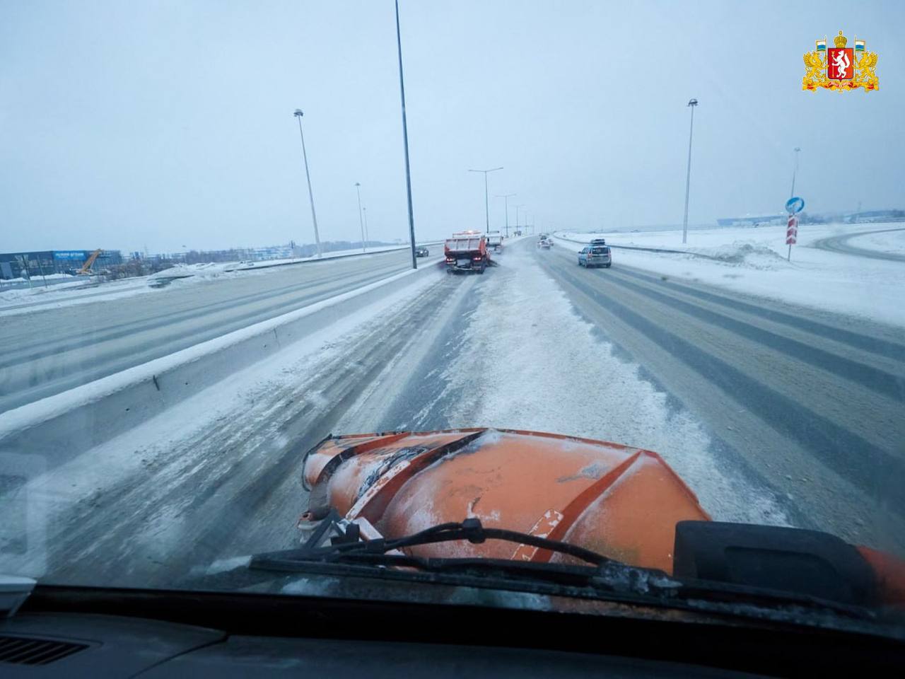 Снегоуборочная машина на трассе