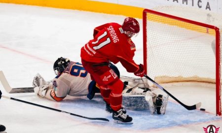 хоккеист "Автомобилиста" забивает шайбу в ворота "Шанхайских драконов"