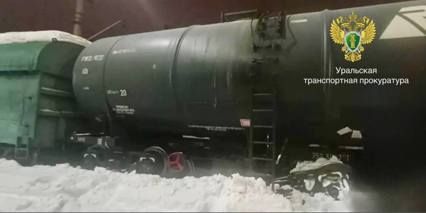 поезд сошел с рельсов