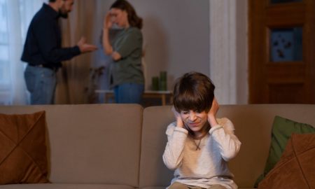 ребенок пытается спрятаться от крика родителей