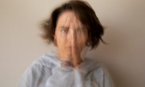 девушка погрязла в тревогах и внутренних страхах