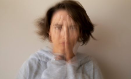 девушка погрязла в тревогах и внутренних страхах