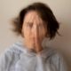 девушка погрязла в тревогах и внутренних страхах