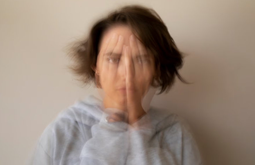 девушка погрязла в тревогах и внутренних страхах