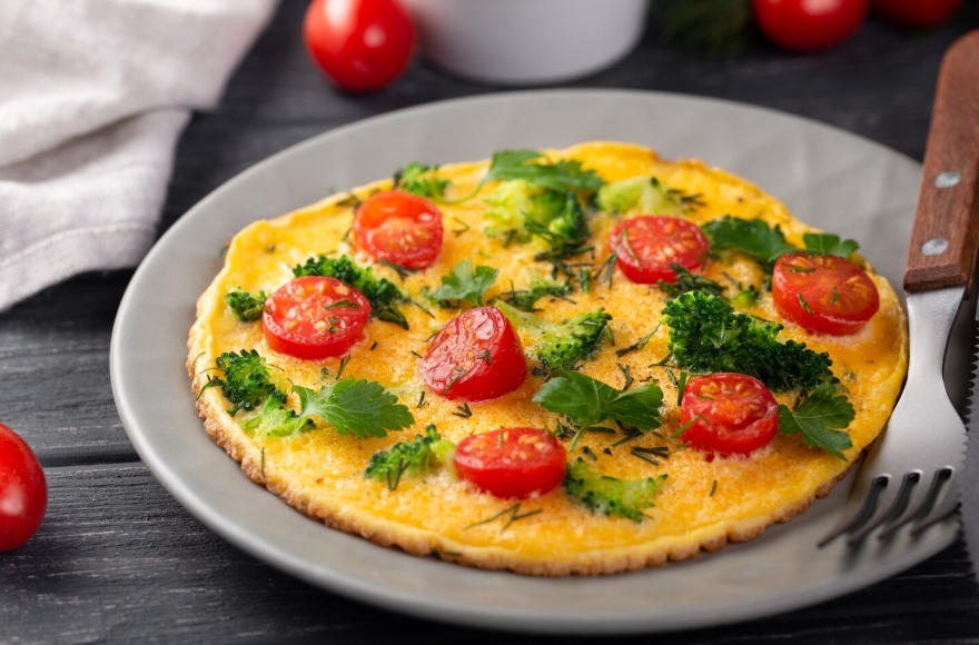 фриттата с томатами и брокколи