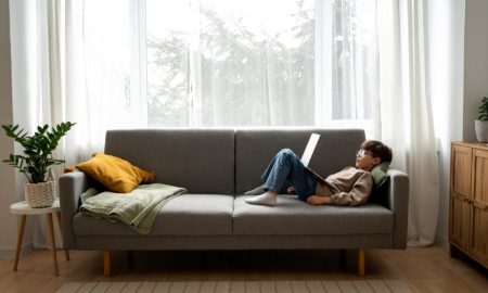 мальчик смотрит мультфильмы на диване