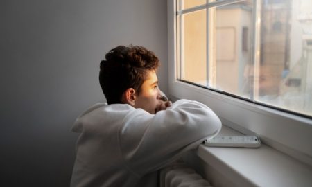 парень смотрит в окно