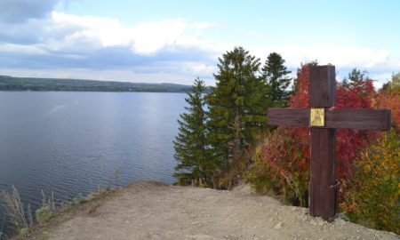 крест на берегу реки