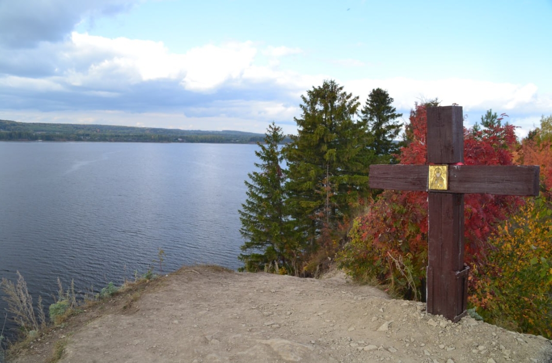 крест на берегу реки