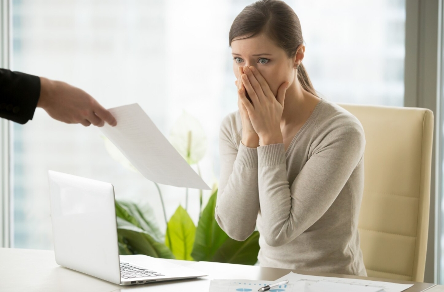 девушку уволили с работы