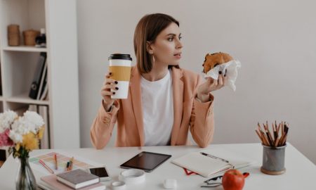 девушка перекусывает в офисе