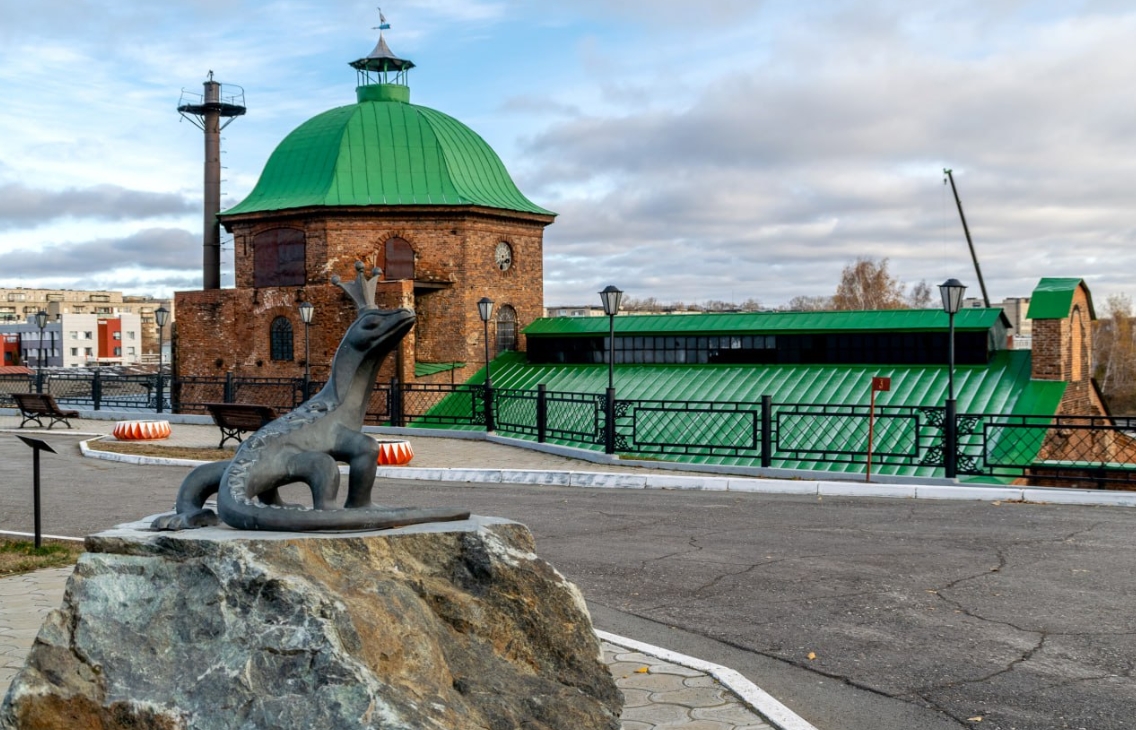 памятник Хозяйке медной горы