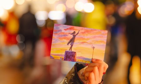 Открытка с памятником, который машет "пока"