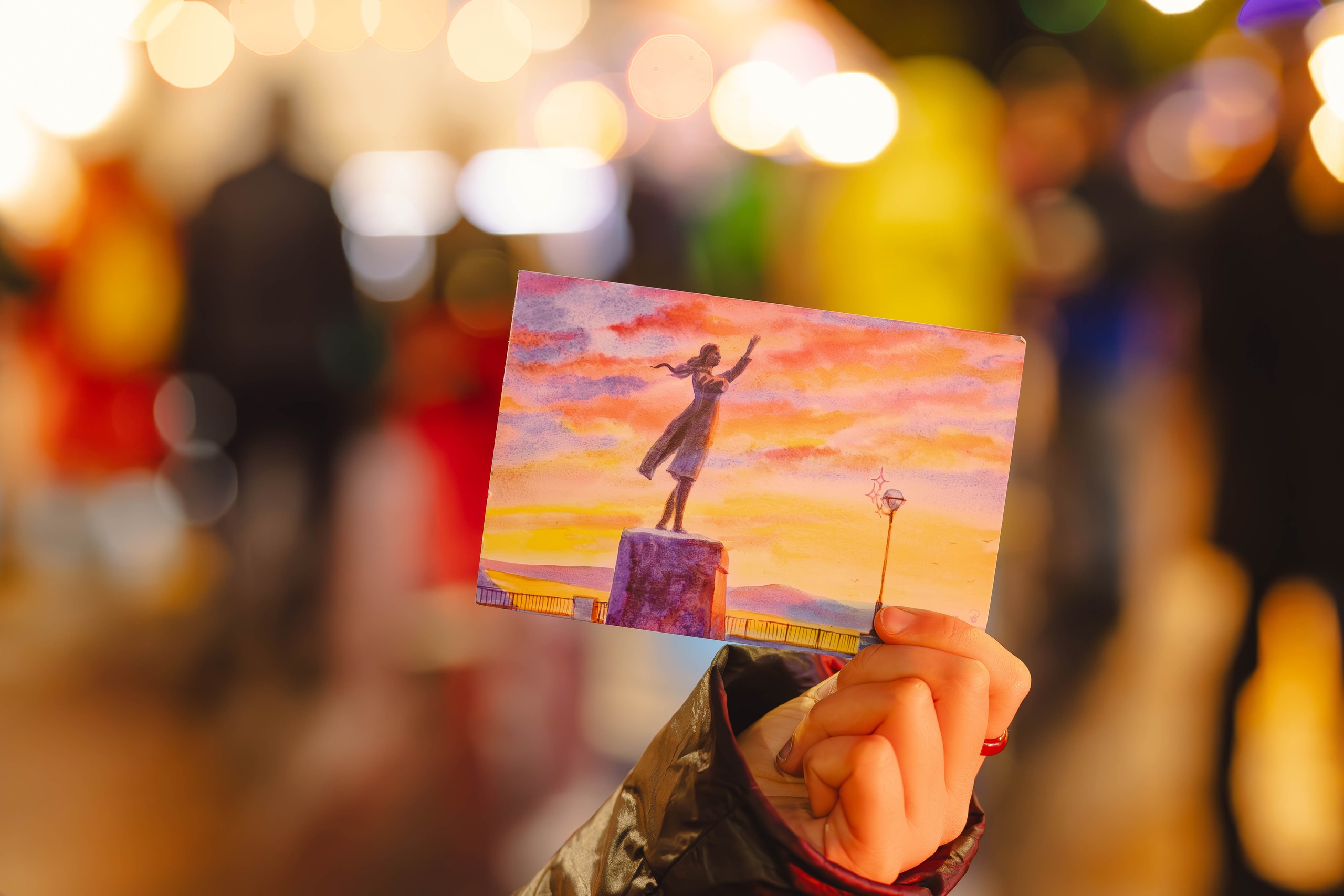 Открытка с памятником, который машет "пока"