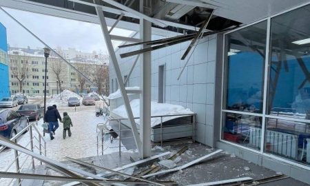 у бассейна обрушился козырек