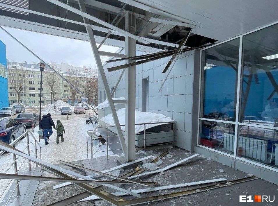 у бассейна обрушился козырек