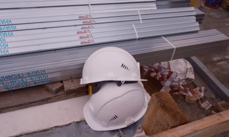 каски и леса на стройке