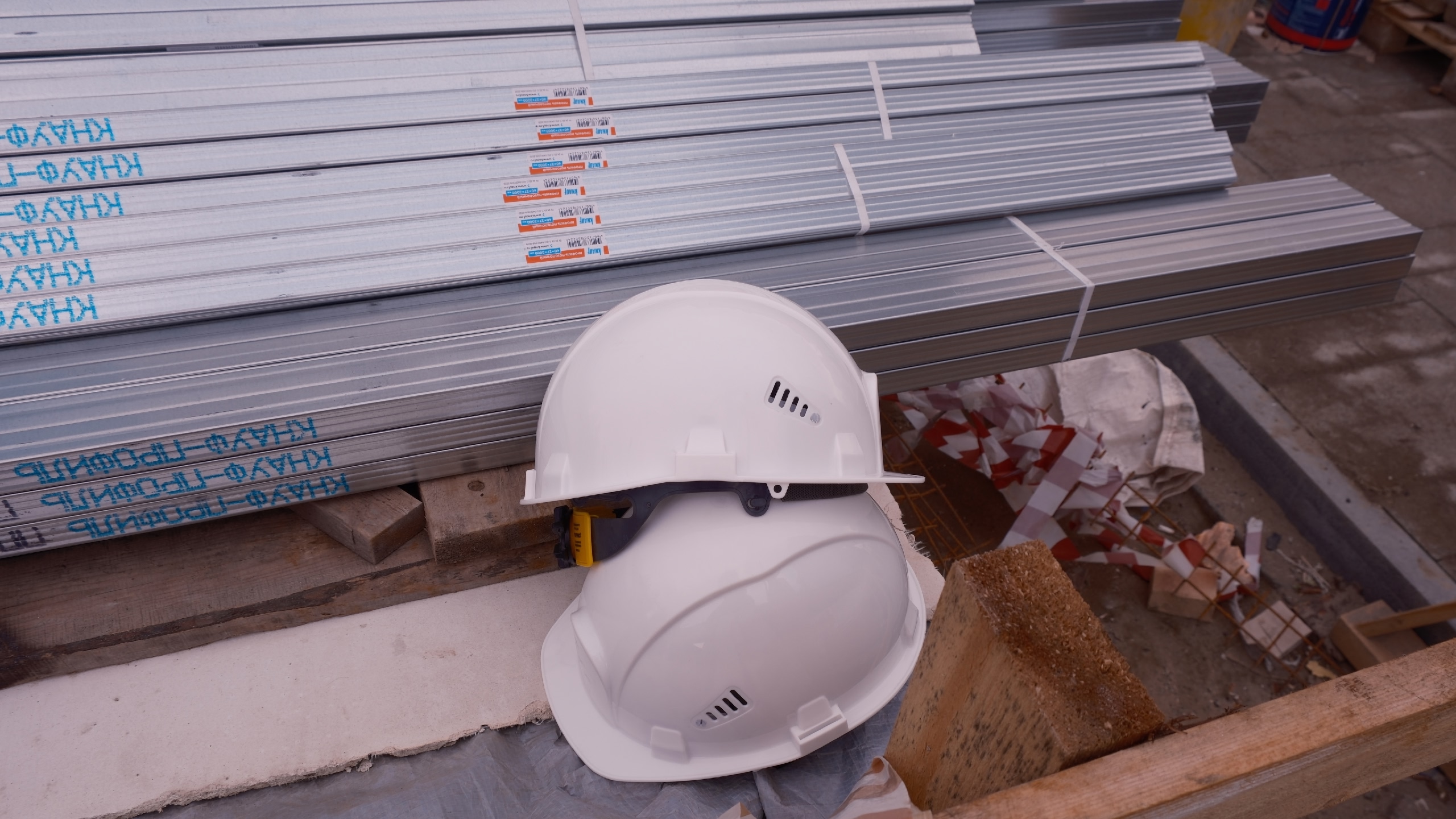 каски и леса на стройке