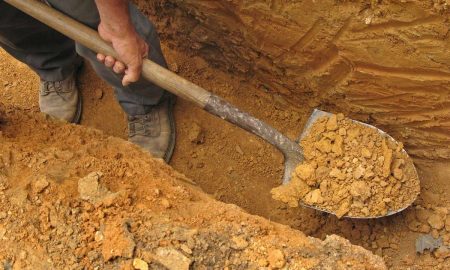 Человек выкапывает блиндаж