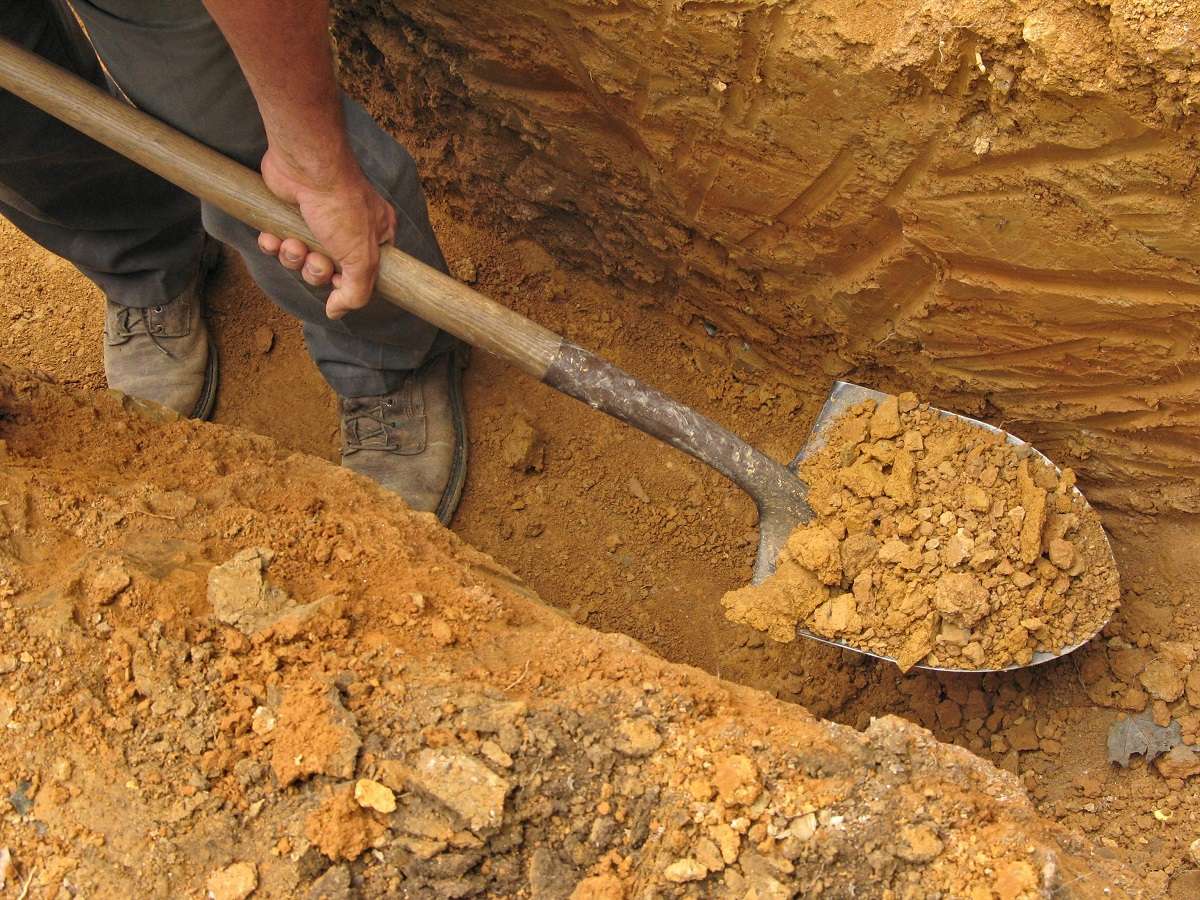 Человек выкапывает блиндаж