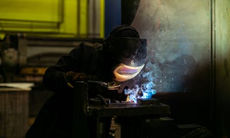 сварщик работает на производстве