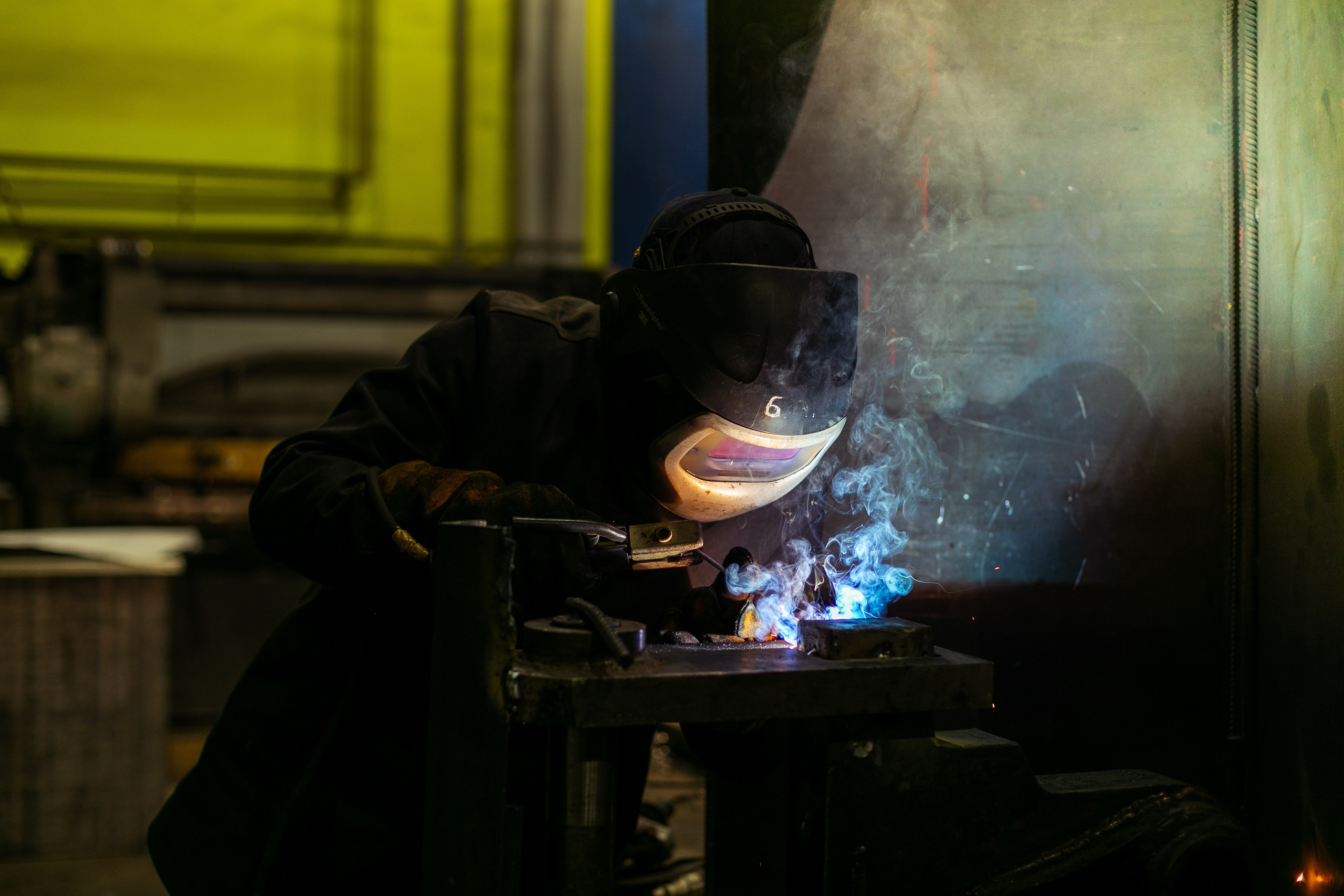 сварщик работает на производстве