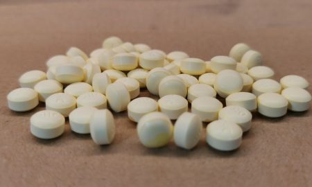 Таблетки на столе