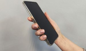 Женщина держит телефон