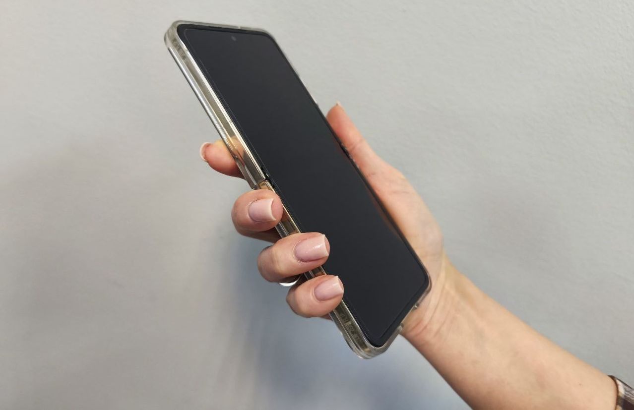 Женщина держит телефон