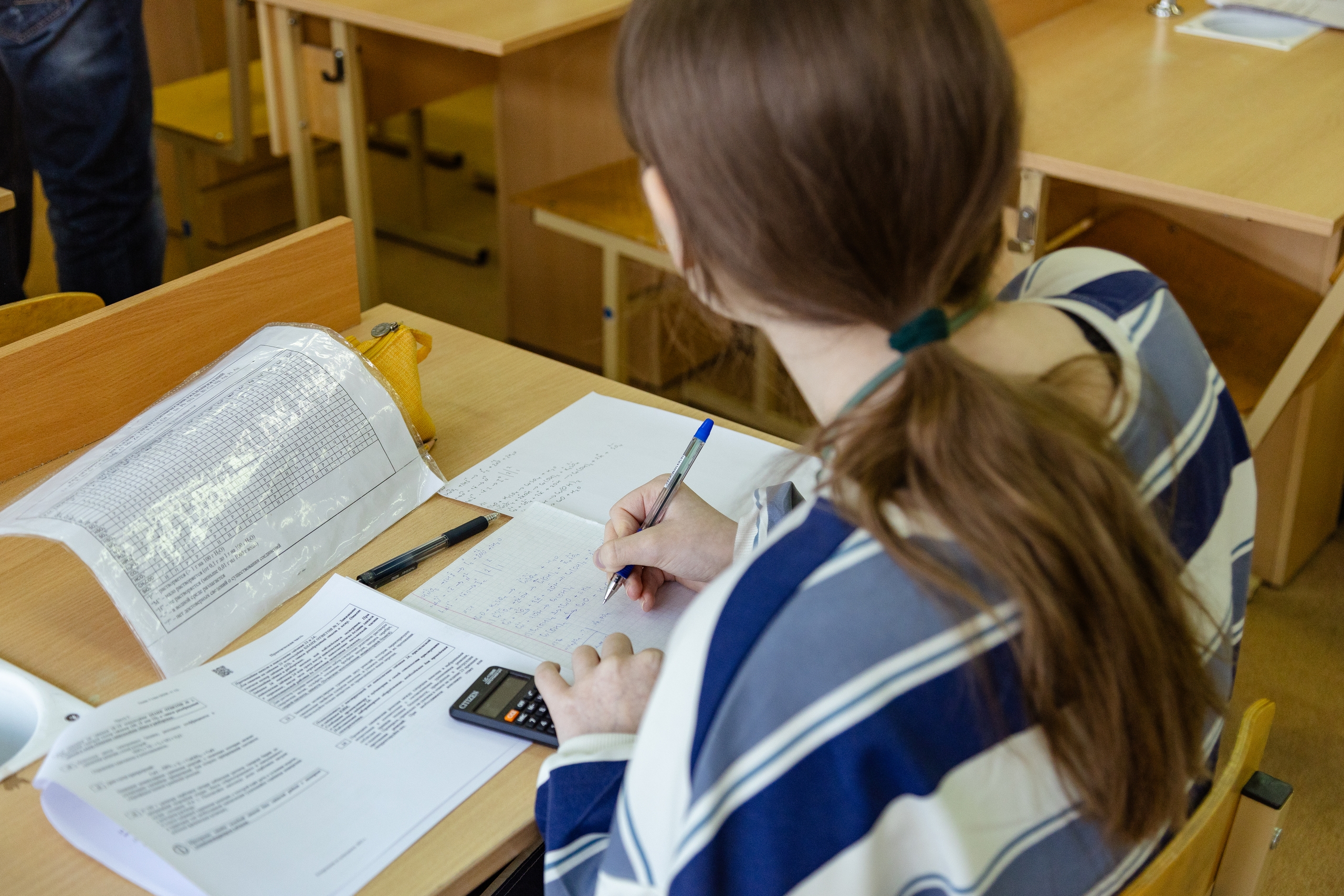 Школьница сидит за партой