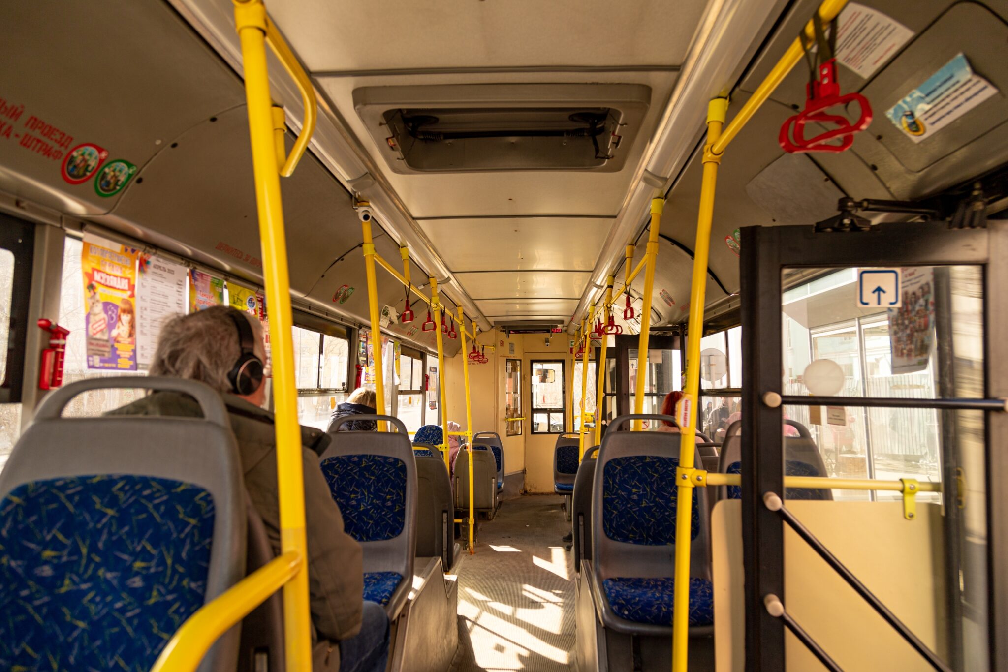 Пассажиры в автобусе