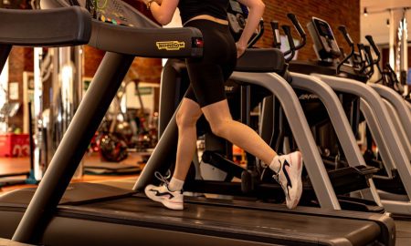 Человек на беговой дорожке